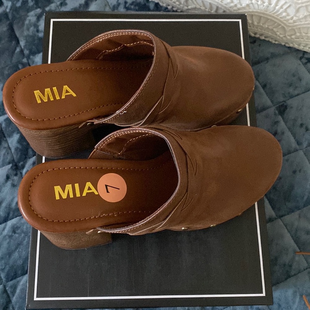Mia platform clogs